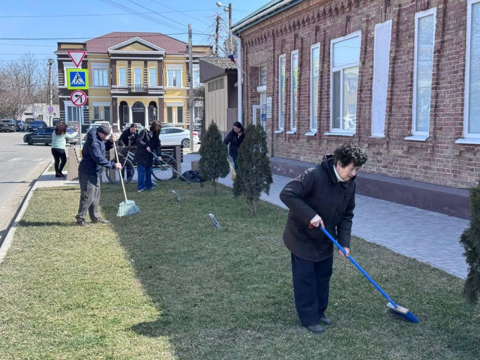 Сотрудники Генического краеведческого музея поддержали «Месячник чистоты и благоустройства» Сотрудники Генического краеведческого музея поддержали «Месячник чистоты и благоустройства»