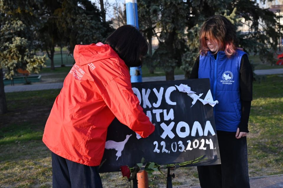 Александр Дудка: Скадовская молодежь почтила память жертв теракта в «Крокус Сити Холле» Александр Дудка: Скадовская молодежь почтила память жертв теракта в «Крокус Сити Холле»