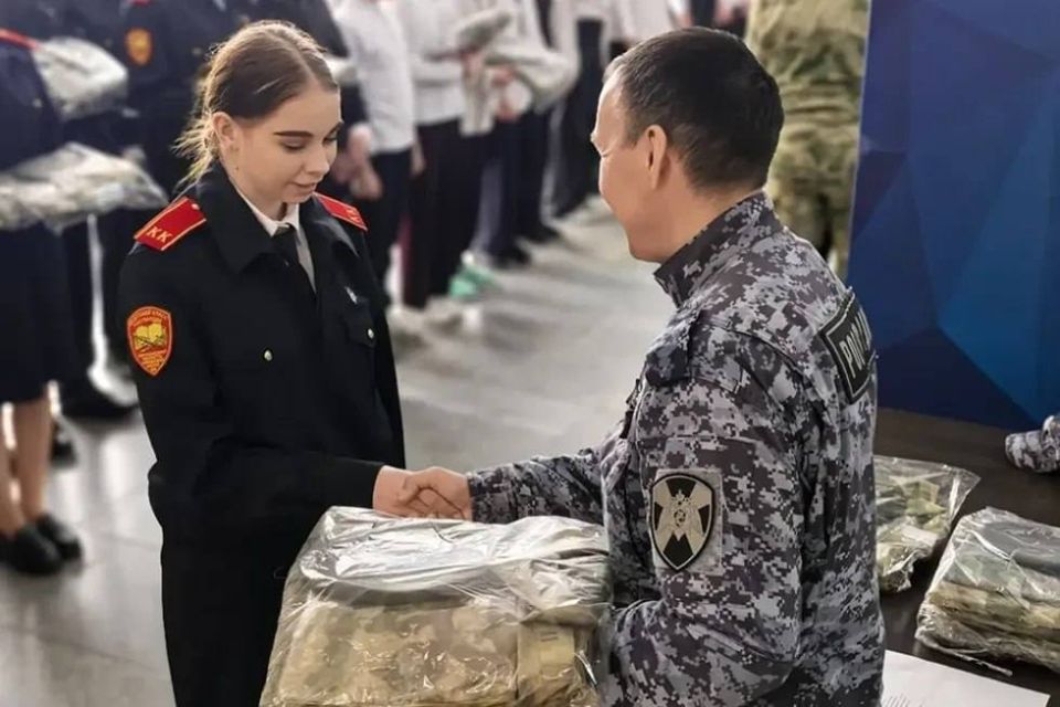 Юные кадеты Росгвардии в Геническе получили свою первую форму Юные кадеты Росгвардии в Геническе получили свою первую форму