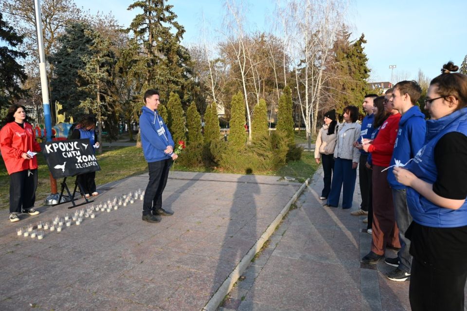 Александр Дудка: Скадовская молодежь почтила память жертв теракта в «Крокус Сити Холле» Александр Дудка: Скадовская молодежь почтила память жертв теракта в «Крокус Сити Холле»