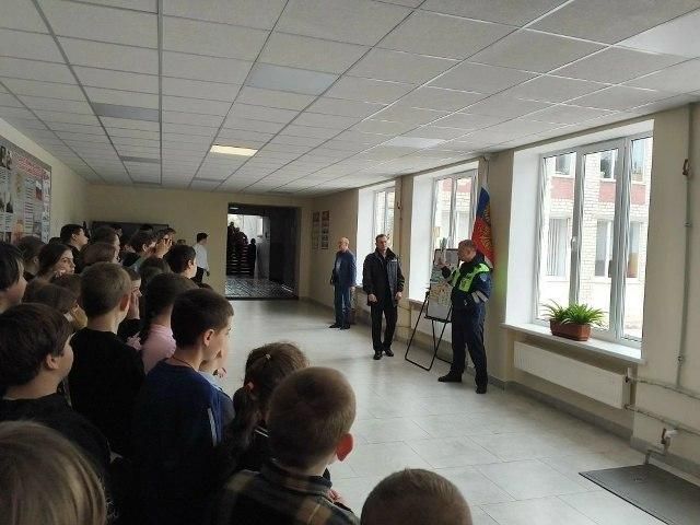 Безопасность на дорогах: профилактика в школе Лазурного Безопасность на дорогах: профилактика в школе Лазурного