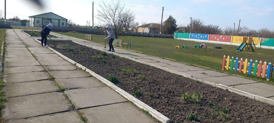 Субботник в Плавском сельском доме культуры: чистота – дело общее Субботник в Плавском сельском доме культуры: чистота – дело общее