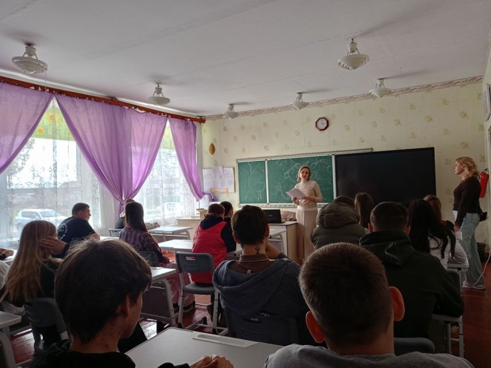 Наталья Василенко, начальник отдела культуры, молодёжной политики и спорта, провела насыщенный информационный час на тему «Герои СВО» в ГБОУ ХО «Новоалександровская школа Нижнесерогозского района» Наталья Василенко, начальник отдела культуры, молодёжной политики и спорта, провела насыщенный информационный час на тему «Герои СВО» в ГБОУ ХО «Новоалександровская школа Нижнесерогозского района»