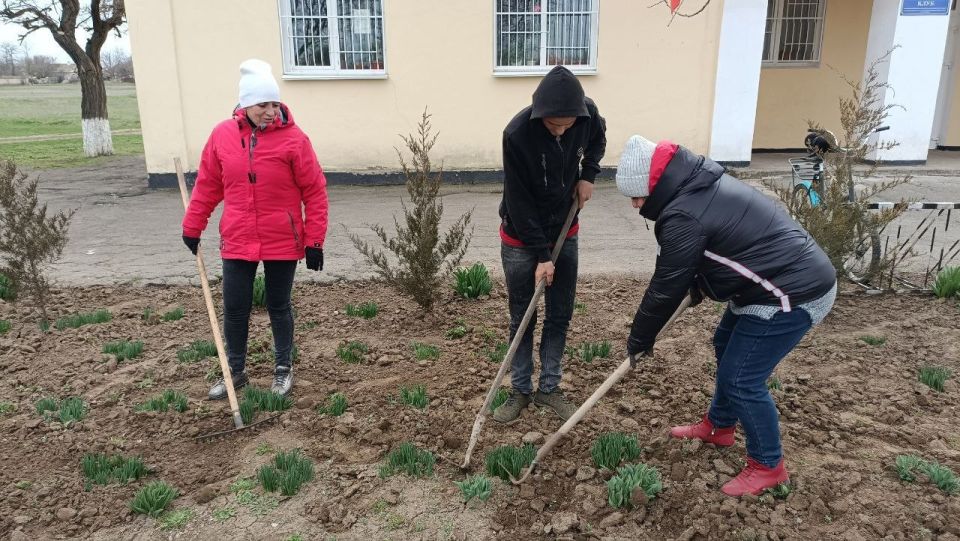 С наступлением весны работники культуры села Богдановка приводят территорию в порядок С наступлением весны работники культуры села Богдановка приводят территорию в порядок