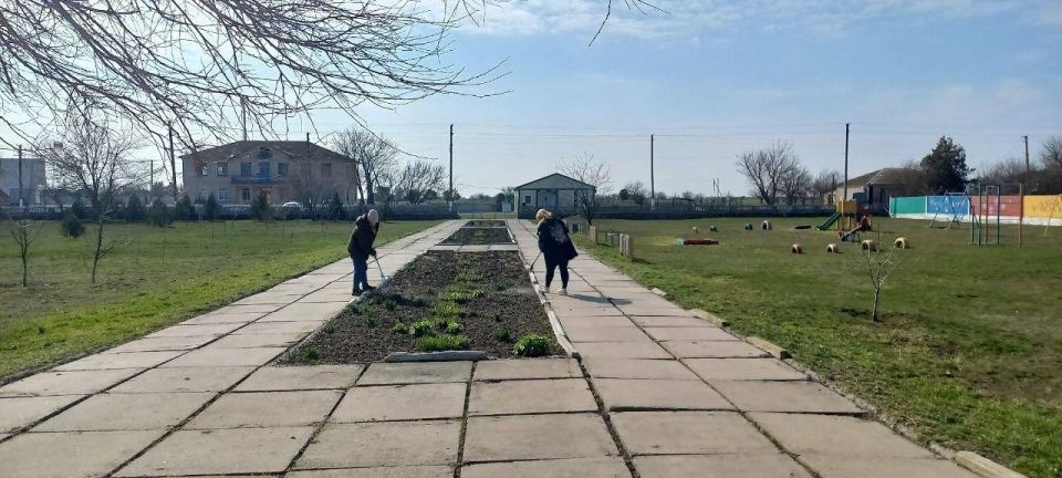 Субботник в Плавском сельском доме культуры: чистота – дело общее Субботник в Плавском сельском доме культуры: чистота – дело общее