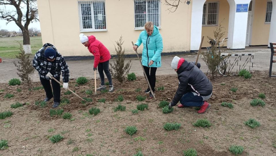 С наступлением весны работники культуры села Богдановка приводят территорию в порядок С наступлением весны работники культуры села Богдановка приводят территорию в порядок