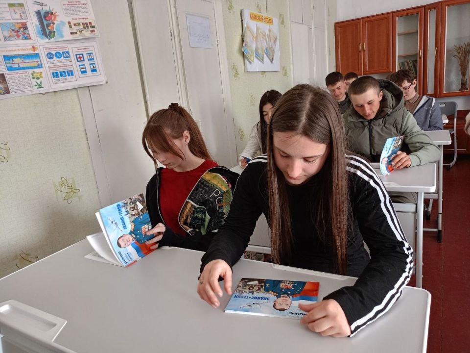 Наталья Василенко, начальник отдела культуры, молодёжной политики и спорта, провела насыщенный информационный час на тему «Герои СВО» в ГБОУ ХО «Новоалександровская школа Нижнесерогозского района» Наталья Василенко, начальник отдела культуры, молодёжной политики и спорта, провела насыщенный информационный час на тему «Герои СВО» в ГБОУ ХО «Новоалександровская школа Нижнесерогозского района»