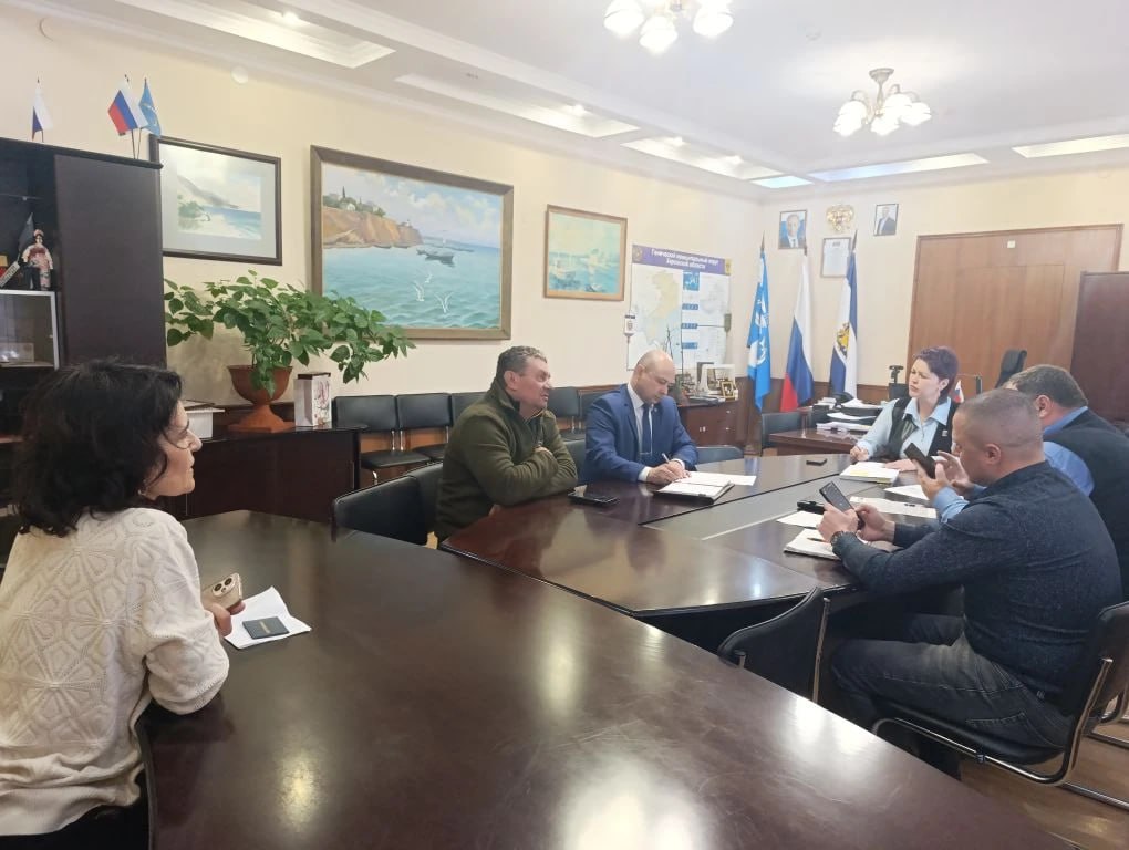 В Геническе обсудили ремонт дорог с жителями В Геническе обсудили ремонт дорог с жителями