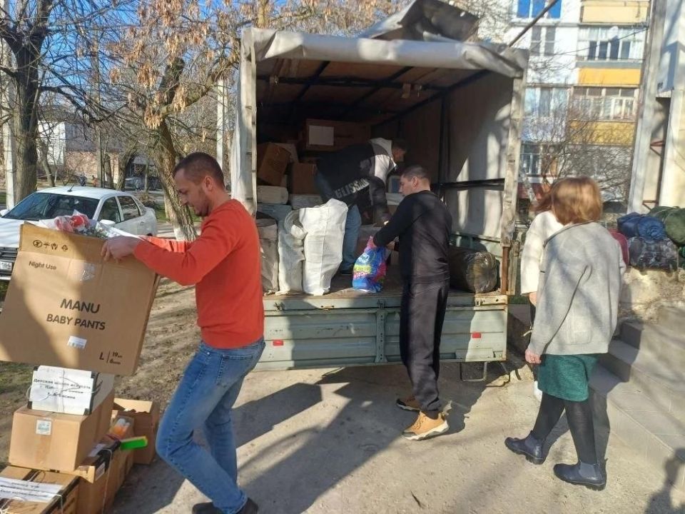 Кубанские волонтеры передали гуманитарную помощь жителям Каховки Кубанские волонтеры передали гуманитарную помощь жителям Каховки