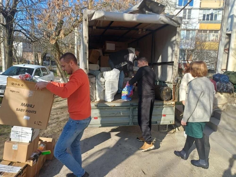 Кубанские волонтеры передали гуманитарную помощь жителям Каховки Кубанские волонтеры передали гуманитарную помощь жителям Каховки