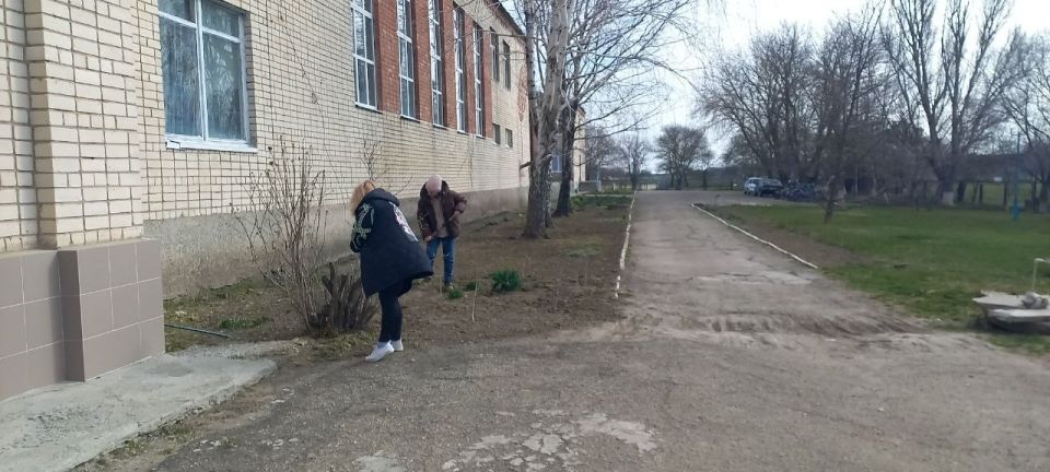 Субботник в Плавском сельском доме культуры: чистота – дело общее! Субботник в Плавском сельском доме культуры: чистота – дело общее!