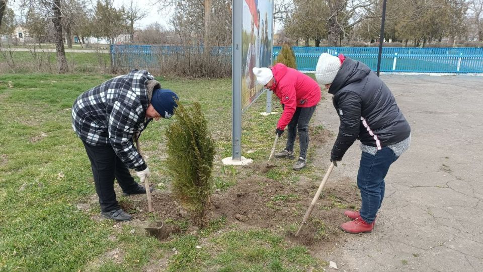 С наступлением весны работники культуры села Богдановка приводят территорию в порядок С наступлением весны работники культуры села Богдановка приводят территорию в порядок