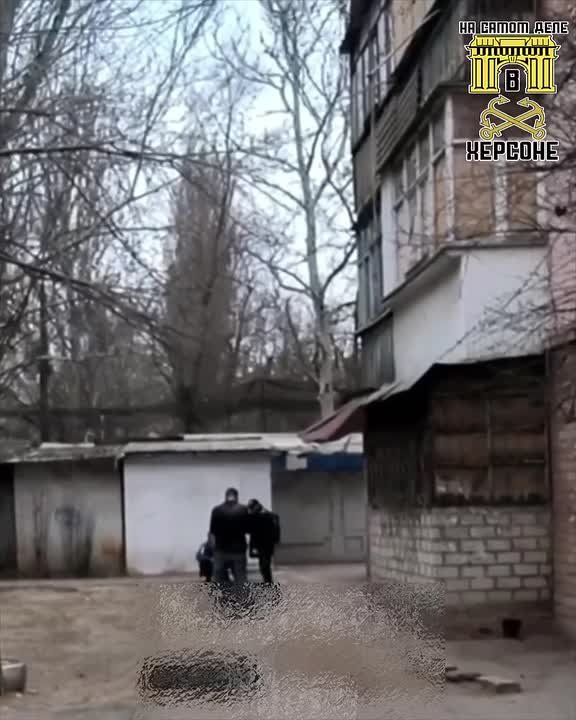 Херсон грабят средь бела дня: пятеро воров срывают решётки на глазах у жителей на перекрестке Мира и Университетской