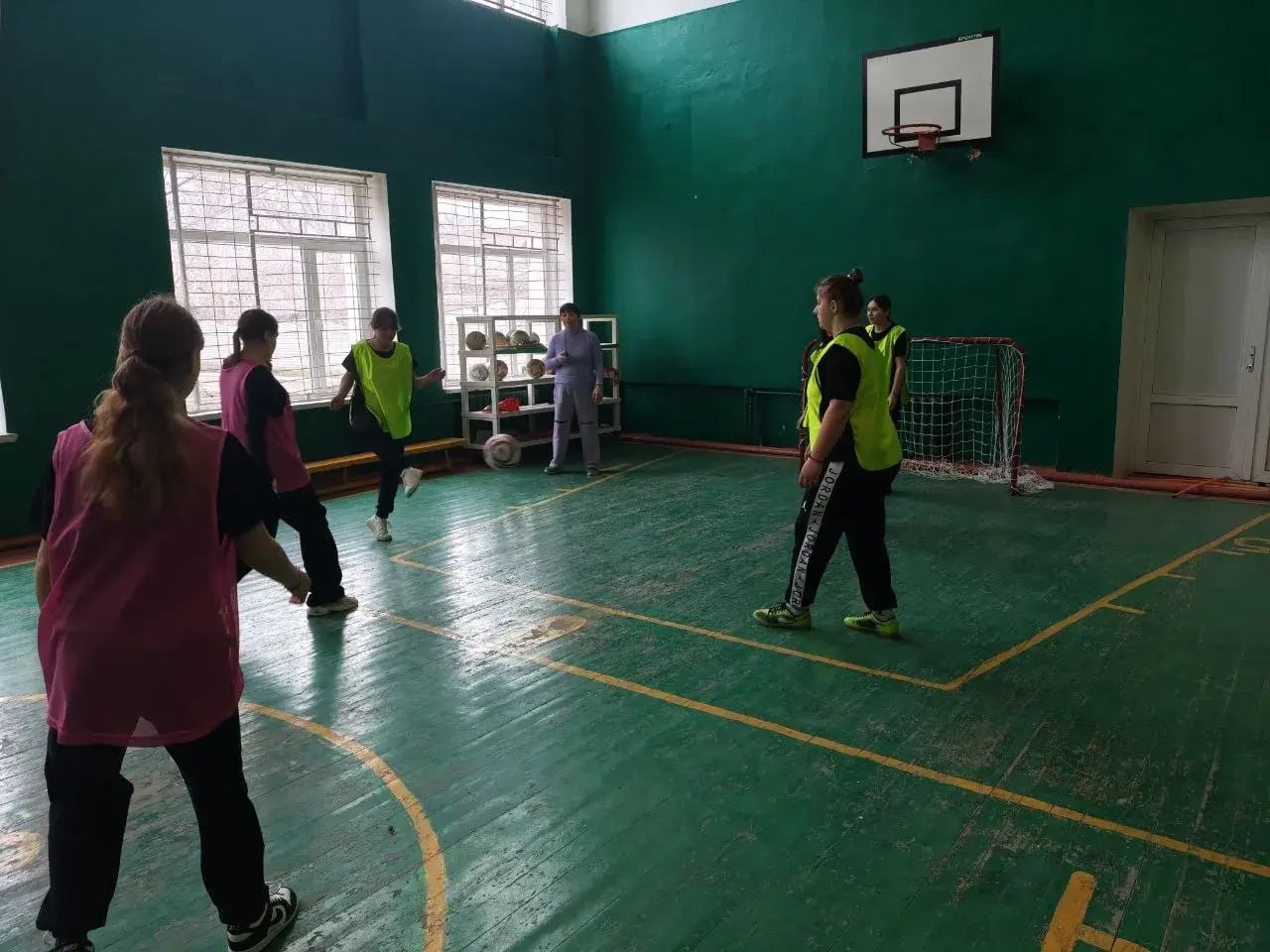 В Ивановской школе прошел Кубок по футзалу среди девушек «Подруга, не промахнись» В Ивановской школе прошел Кубок по футзалу среди девушек «Подруга, не промахнись»