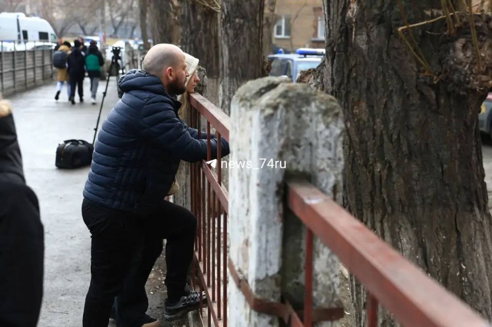 В Челябинске девятиклассник выстрелил из арбалета в учителя, но промахнулся и ранил одноклассницу В Челябинске девятиклассник выстрелил из арбалета в учителя, но промахнулся и ранил одноклассницу