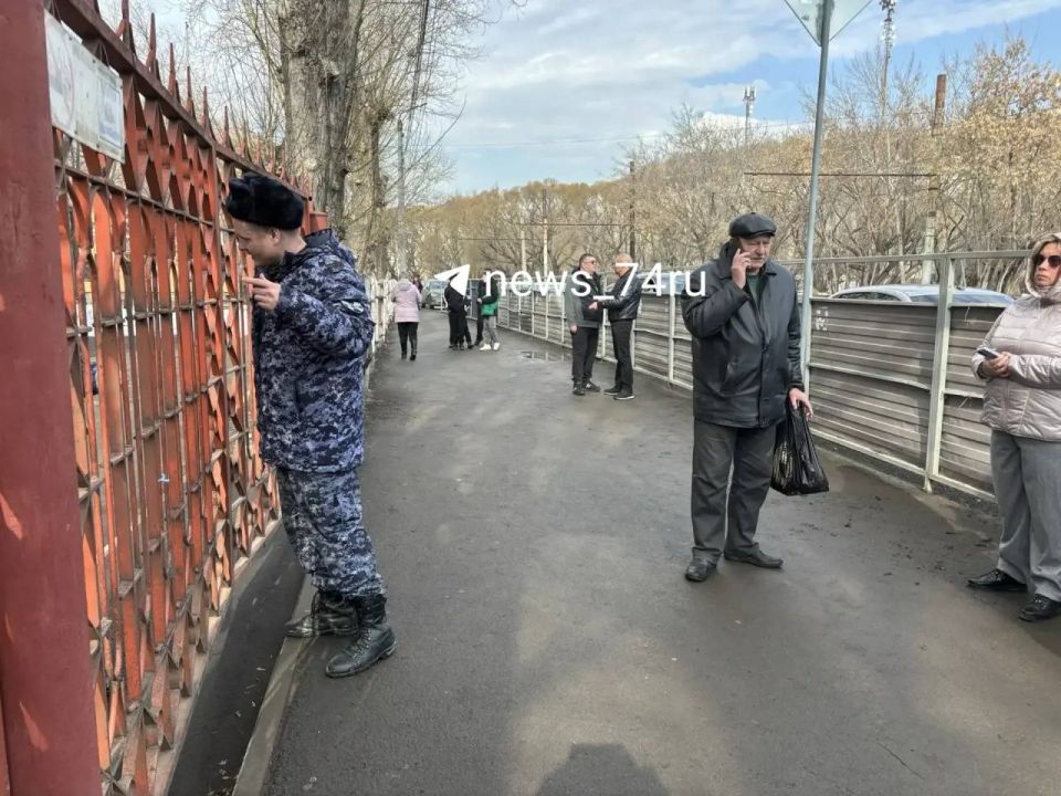 В Челябинске девятиклассник выстрелил из арбалета в учителя, но промахнулся и ранил одноклассницу В Челябинске девятиклассник выстрелил из арбалета в учителя, но промахнулся и ранил одноклассницу