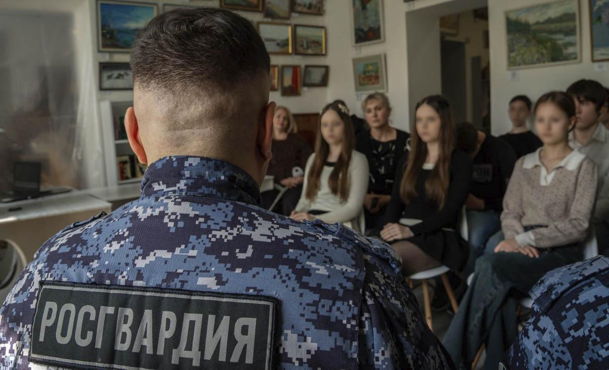 Росгвардейцы рассказали геническим школьникам о службе и защите людей Росгвардейцы рассказали геническим школьникам о службе и защите людей