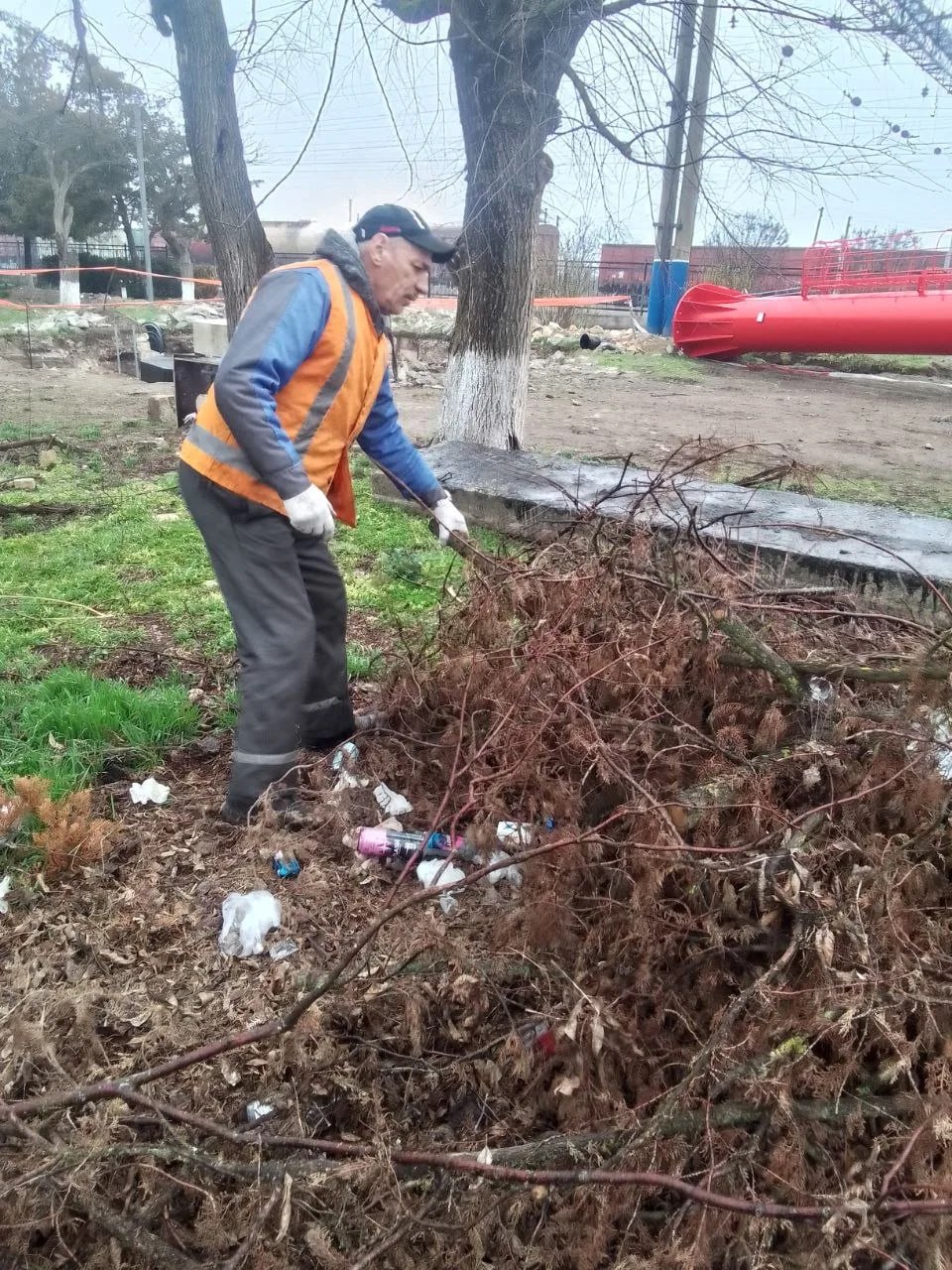 Работы по благоустройству продолжаются Работы по благоустройству продолжаются