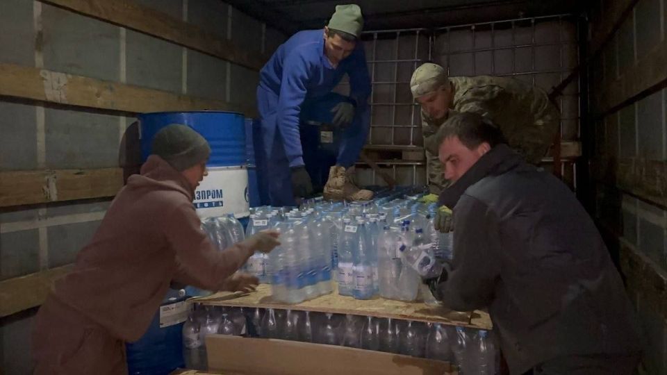 Красный десант: ульяновские коммунисты пригнали гумпомощь для ВДВ Красный десант: ульяновские коммунисты пригнали гумпомощь для ВДВ