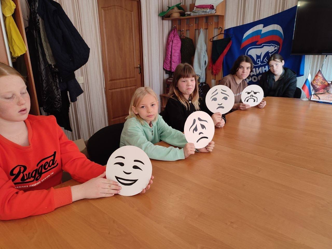 В сельском Доме культуры села Долинское участники клубного формирования любителей театра "Ассорти" провели праздничное мероприятие, посвященное Дню театра В сельском Доме культуры села Долинское участники клубного формирования любителей театра "Ассорти" провели праздничное мероприятие, посвященное Дню театра