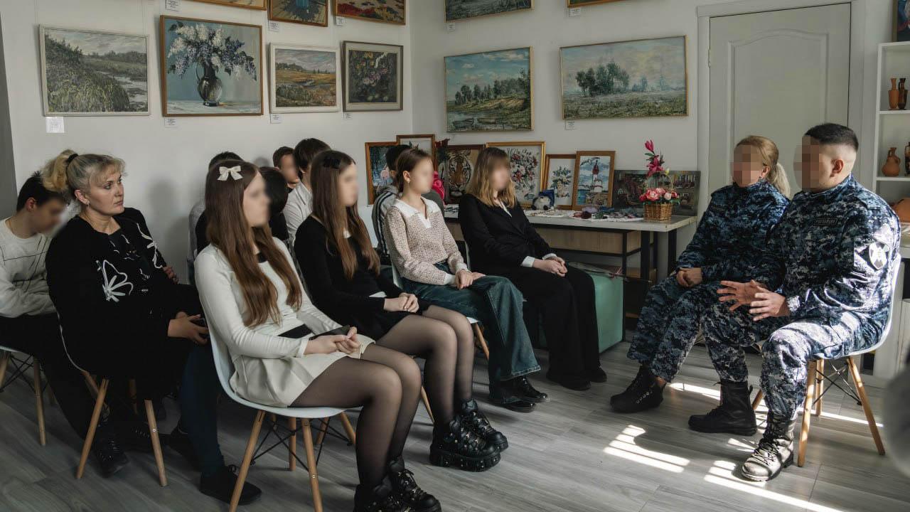 Росгвардейцы рассказали геническим школьникам о службе и защите людей Росгвардейцы рассказали геническим школьникам о службе и защите людей