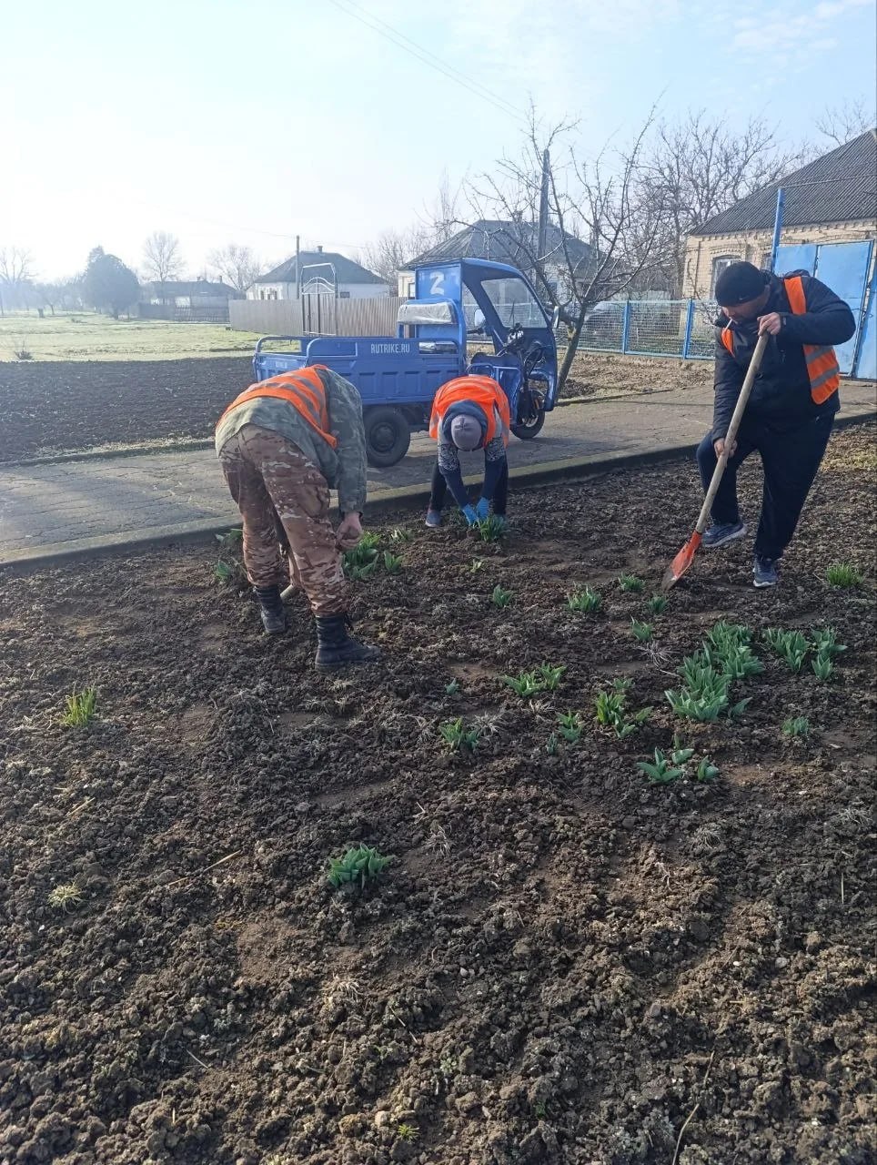 Работы по благоустройству продолжаются Работы по благоустройству продолжаются