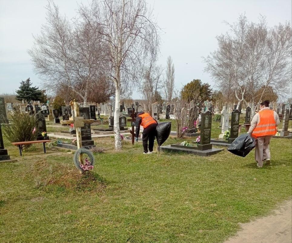 МБУ «Джарылгач»: уборка кладбища в Лазурном