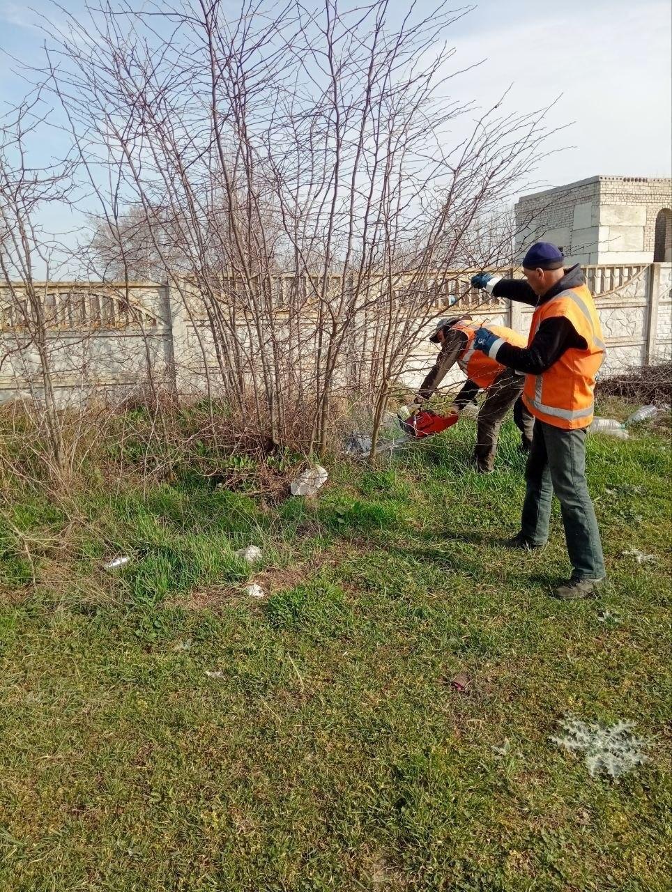 МБУ «Джарылгач»: уборка кладбища в Лазурном МБУ «Джарылгач»: уборка кладбища в Лазурном