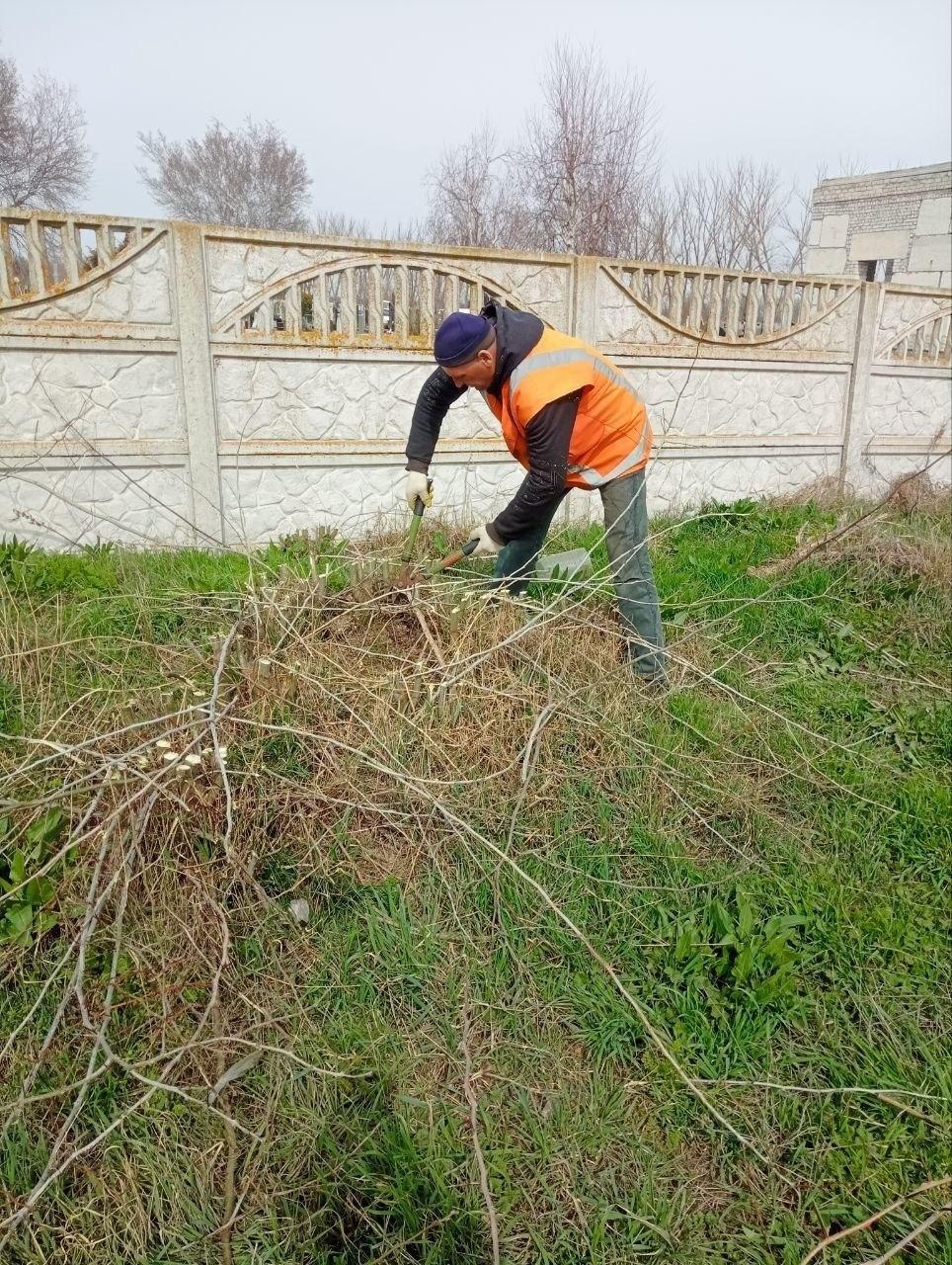 МБУ «Джарылгач»: уборка кладбища в Лазурном МБУ «Джарылгач»: уборка кладбища в Лазурном
