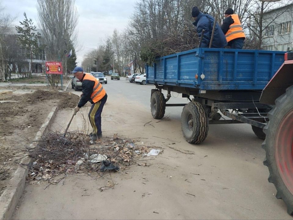МБУ «Джарылгач»: уборка стихийных свалок МБУ «Джарылгач»: уборка стихийных свалок