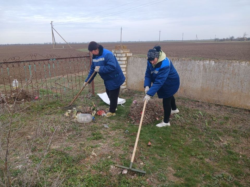 Малокаховские коммунальщики приводят в порядок села в рамках весеннего месячника благоустройства Малокаховские коммунальщики приводят в порядок села в рамках весеннего месячника благоустройства