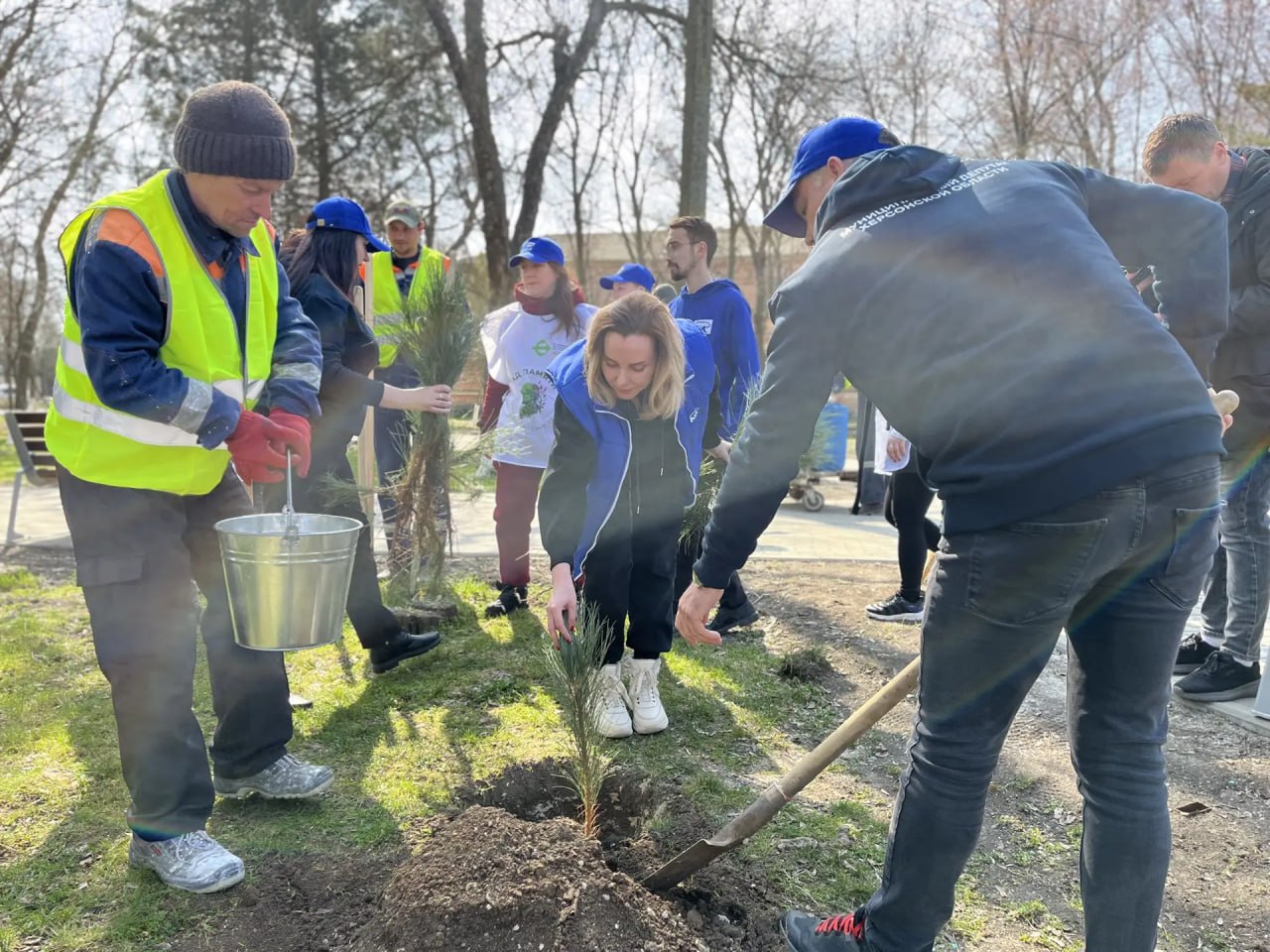 Волонтёры «Единой России» и активисты акции «Сад памяти» высадили в Троицком парке Новотроицкого округа 50 крымских сосен Волонтёры «Единой России» и активисты акции «Сад памяти» высадили в Троицком парке Новотроицкого округа 50 крымских сосен