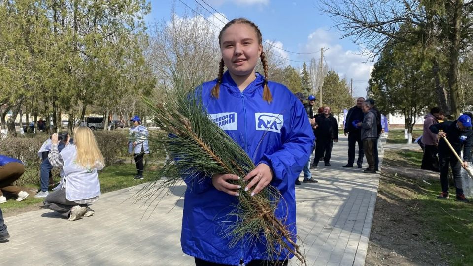 Волонтёры «Единой России» и активисты акции «Сад памяти» высадили в Троицком парке Новотроицкого округа 50 крымских сосен Волонтёры «Единой России» и активисты акции «Сад памяти» высадили в Троицком парке Новотроицкого округа 50 крымских сосен