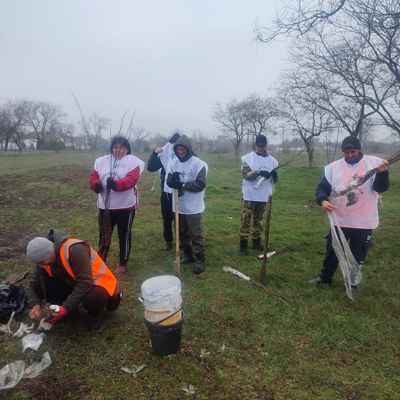 Семьи ветеранов СВО, находящиеся под опекой филиал фонда «Защитники Отечества», вместе с волонтёрами высадили десятки молодых деревьев в селе Сокологорное Семьи ветеранов СВО, находящиеся под опекой филиал фонда «Защитники Отечества», вместе с волонтёрами высадили десятки молодых деревьев в селе Сокологорное