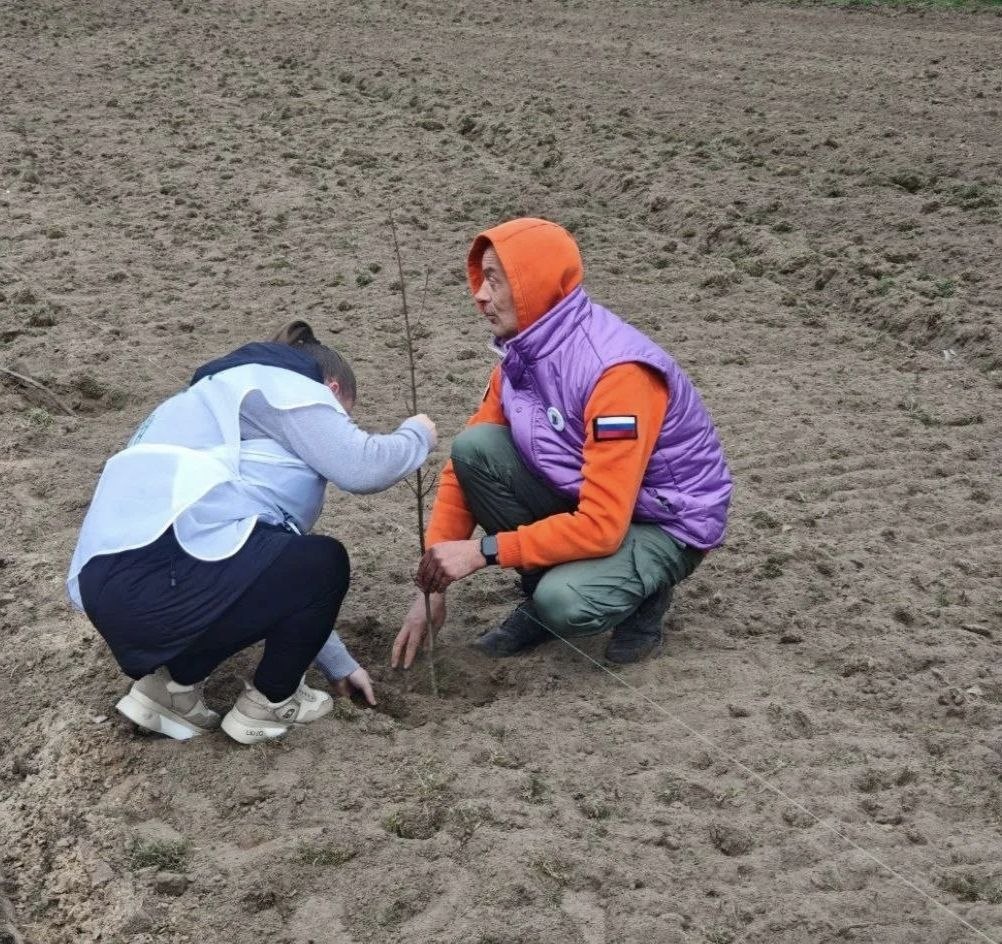Александр Дудка: В Таврии прошла акция «Сад памяти»: в память о героях высадили клёны Александр Дудка: В Таврии прошла акция «Сад памяти»: в память о героях высадили клёны
