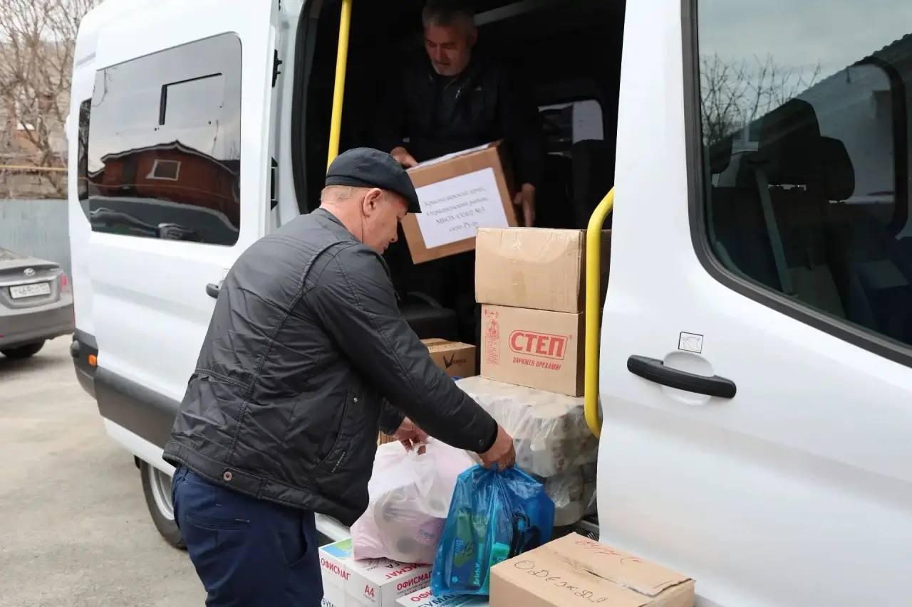 На Кубани волонтеры собрали гуманитарную помощь для подшефного поселка На Кубани волонтеры собрали гуманитарную помощь для подшефного поселка