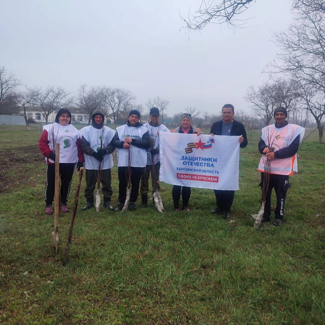 Семьи ветеранов СВО, находящиеся под опекой филиал фонда «Защитники Отечества», вместе с волонтёрами высадили десятки молодых деревьев в селе Сокологорное