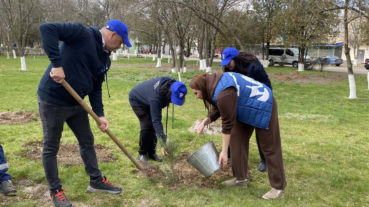 Волонтёры «Единой России» и активисты акции «Сад памяти» высадили в Троицком парке Новотроицкого округа 50 крымских сосен Волонтёры «Единой России» и активисты акции «Сад памяти» высадили в Троицком парке Новотроицкого округа 50 крымских сосен
