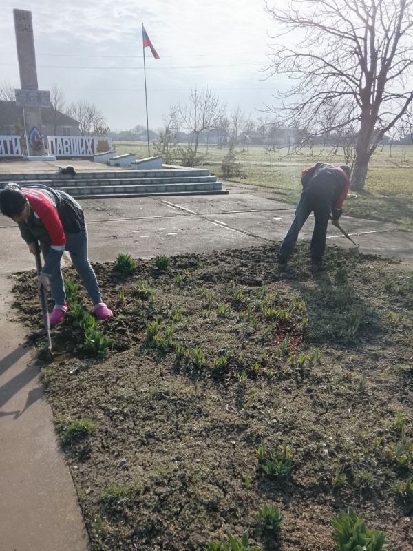 Малокаховские коммунальщики приводят в порядок села в рамках весеннего месячника благоустройства Малокаховские коммунальщики приводят в порядок села в рамках весеннего месячника благоустройства