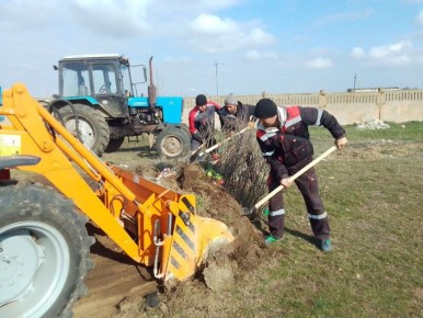 Малокаховские коммунальщики приводят в порядок села в рамках весеннего месячника благоустройства