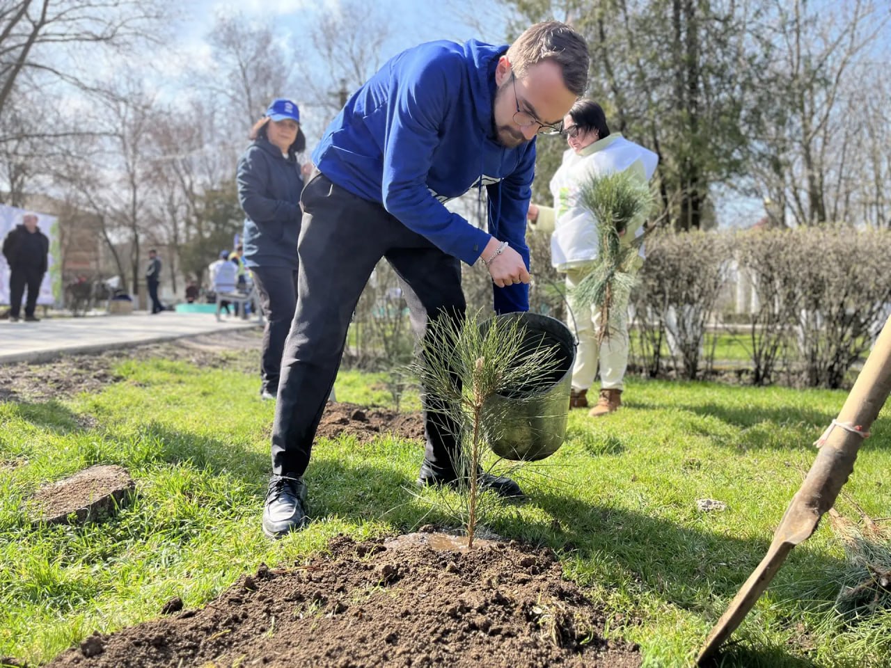 Волонтёры «Единой России» и активисты акции «Сад памяти» высадили в Троицком парке Новотроицкого округа 50 крымских сосен Волонтёры «Единой России» и активисты акции «Сад памяти» высадили в Троицком парке Новотроицкого округа 50 крымских сосен