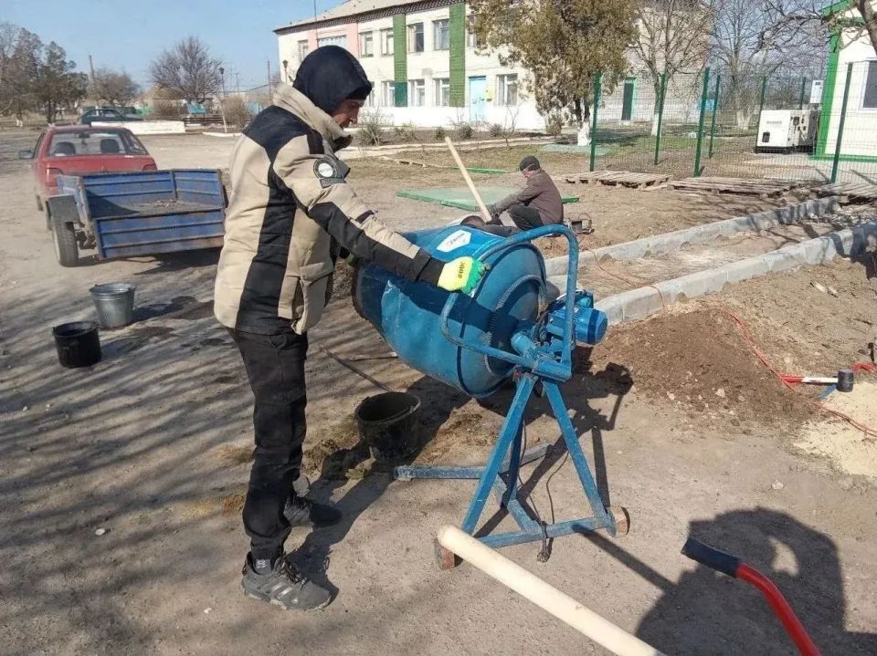 Псковская область помогает Ивановскому округу Херсонской области благоустроить территории медучреждений Псковская область помогает Ивановскому округу Херсонской области благоустроить территории медучреждений