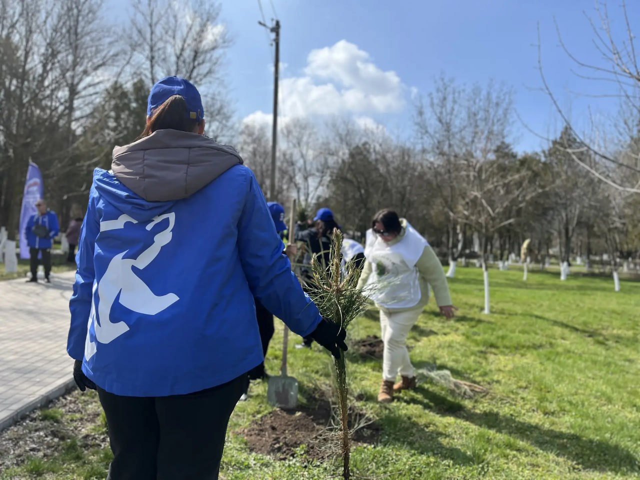 Волонтёры «Единой России» и активисты акции «Сад памяти» высадили в Троицком парке Новотроицкого округа 50 крымских сосен Волонтёры «Единой России» и активисты акции «Сад памяти» высадили в Троицком парке Новотроицкого округа 50 крымских сосен