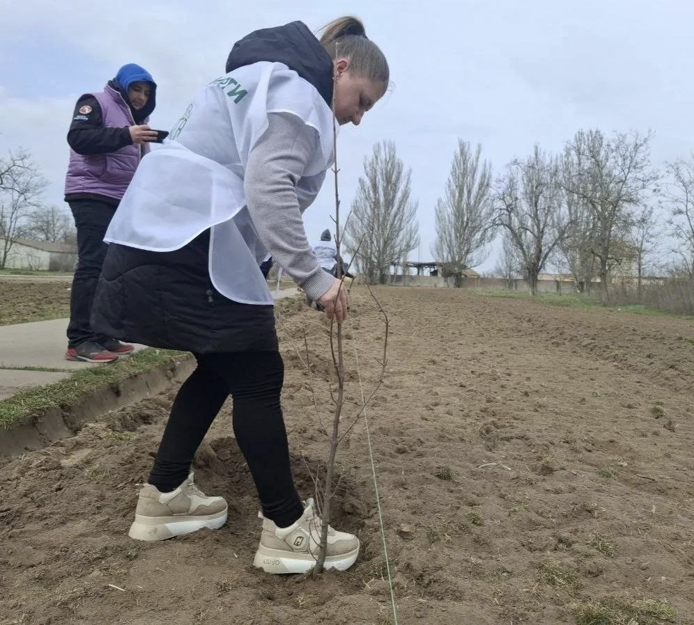 Александр Дудка: В Таврии прошла акция «Сад памяти»: в память о героях высадили клёны Александр Дудка: В Таврии прошла акция «Сад памяти»: в память о героях высадили клёны