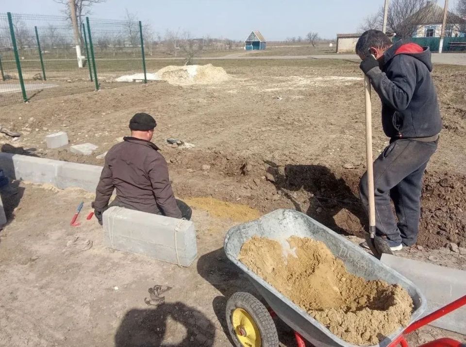 Псковская область помогает Ивановскому округу Херсонской области благоустроить территории медучреждений Псковская область помогает Ивановскому округу Херсонской области благоустроить территории медучреждений