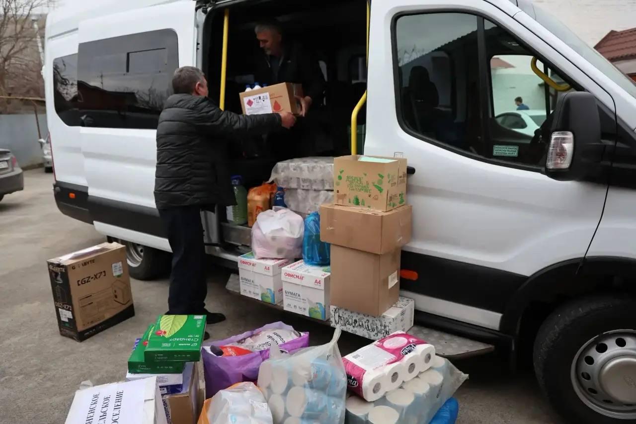 На Кубани волонтеры собрали гуманитарную помощь для подшефного поселка