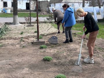 Сотрудники Любимовской администрации провели первый весенний субботник