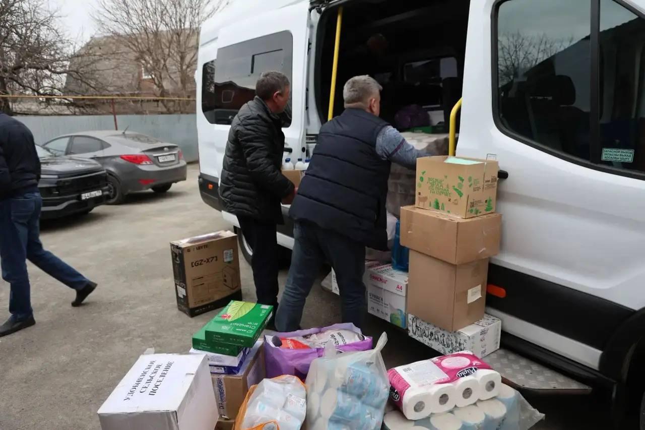 На Кубани волонтеры собрали гуманитарную помощь для подшефного поселка На Кубани волонтеры собрали гуманитарную помощь для подшефного поселка