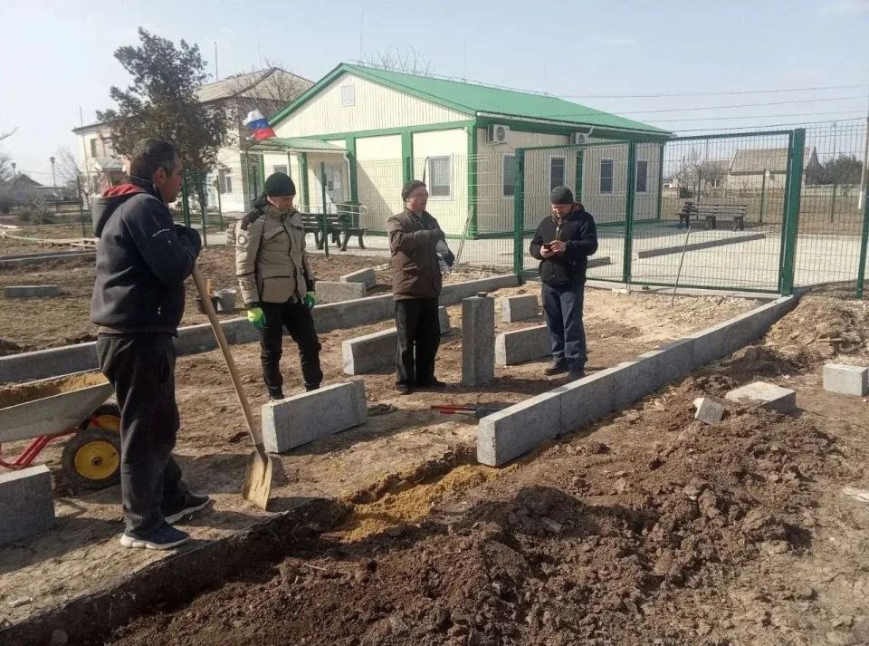 Псковская область помогает Ивановскому округу Херсонской области благоустроить территории медучреждений Псковская область помогает Ивановскому округу Херсонской области благоустроить территории медучреждений