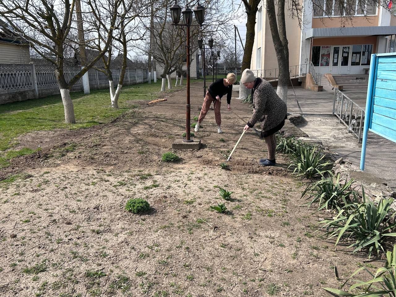 Сотрудники Любимовской администрации провели первый весенний субботник Сотрудники Любимовской администрации провели первый весенний субботник